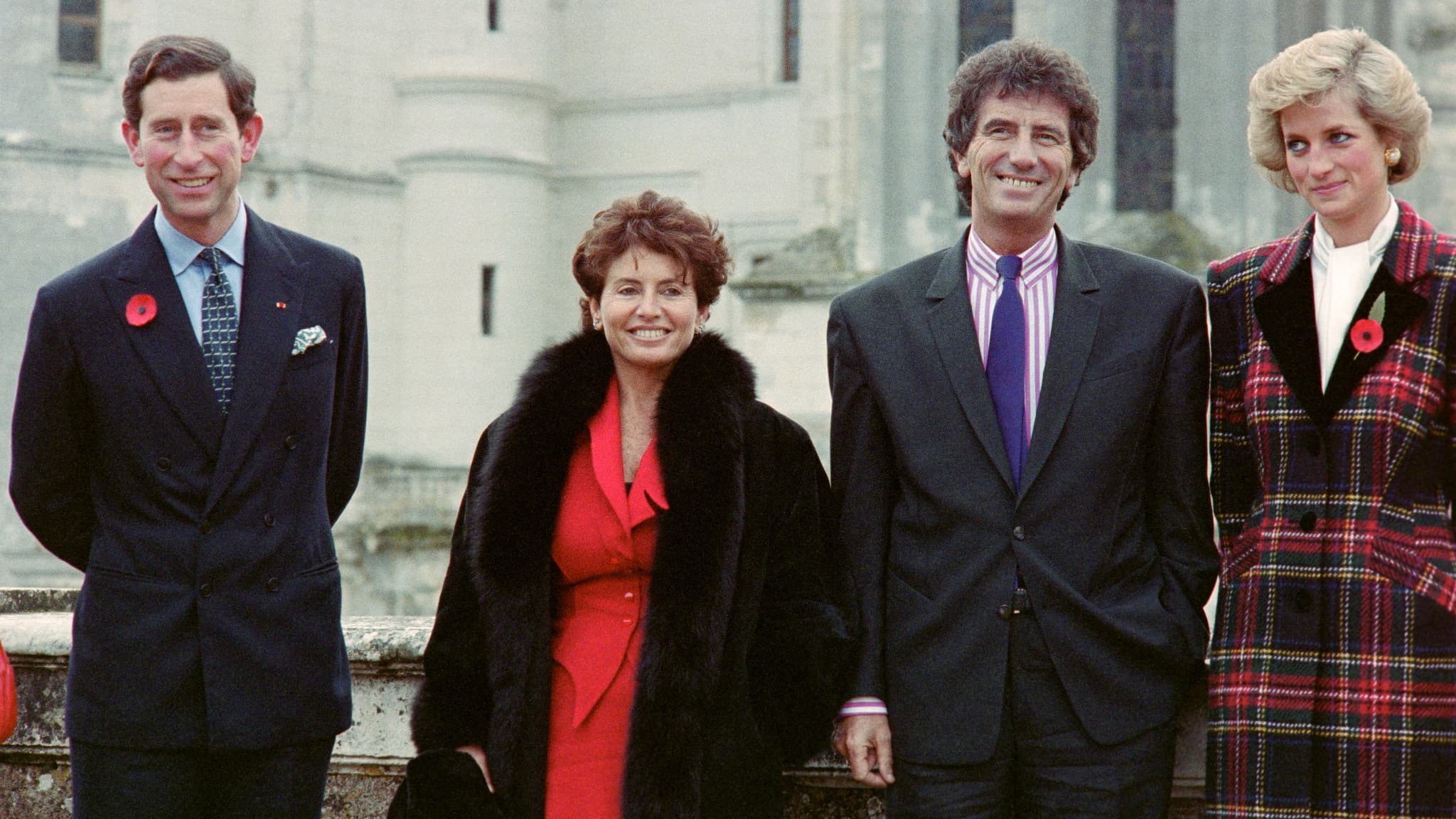 Jack Lang, alors ministre de la Culture et maire de Blois, avec son épouse Monique et le prince Charles et la princesse Diana, en visite en France en novembre 1988 à l'occasion des commémorations de l'Armistice de 1918, devant le château de Chenonceau.