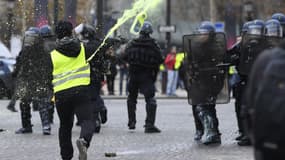 Un gilet jaune face aux CRS à Paris. 