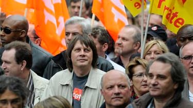 Le secrétaire général de la CGT, Bernard Thibault, dans le cortège parisien. Des dizaines de milliers de personnes - 300.000 à la mi-journée selon la CGT - ont manifesté en France à l'occasion d'un 1er-Mai placé cette année sous le signe de la défense de