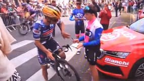 Remco Evenpoel demande à un enfant de se pousser après la 1ere étape du Tour de France le 5 juillet 2025 à Lille
