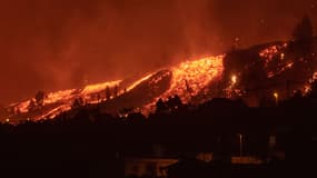 Des coulées de lave descendant du Cumbre Vieja au-dessus de la ville de Los Llanos de Aridane, le 19 septembre 2021