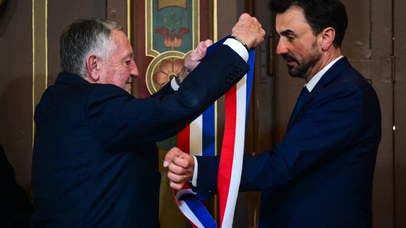 "Je ne vous attendais pas vraiment à cette place": Grégory Doucet reçoit son écharpe de maire de Lyon des mains de Jean-Michel Aulas