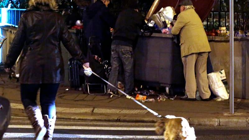 Dans une rue de Nice. Le Premier ministre Jean-Marc Ayrault dévoilera ce mardi un plan pluriannuel de lutte contre la pauvreté dans un contexte de crise économique qui a fait exploser la précarité en France. /Photo prise le 10 décembre 2012/REUTERS/Eric G