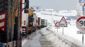 Des camions attendent pour prendre l'autoroute A16, près de Boulogne-sur-Mer, le 07 avril 2008, à la suite des importantes chutes de neige de la nuit. 