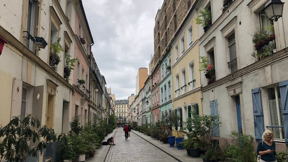 La rue Crémieux à Paris (12e arrondissement). La rue Crémieux à Paris (12e arrondissement).