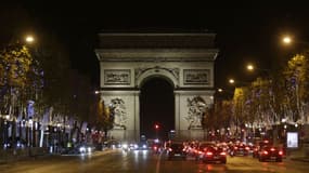 Les illuminations de Noël en cours d'installation sur les Champs-Élysées