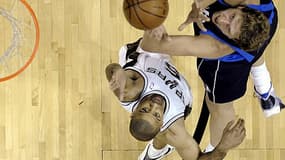 Cory Joseph au duel avec Dirk Nowitzki