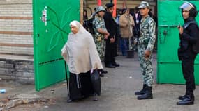 Devant un bureau de vote au Caire. Les Egyptiens ont voté pour la seconde journée consécutive mardi dans le cadre d'élections législatives que les Frères musulmans espèrent remporter, dix mois après le soulèvement populaire qui a provoqué la chute du prés