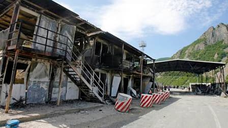 La Serbie déploie des unités et renforce ses postes de contrôle à la frontière avec le Kosovo pour tenter d'éviter de nouvelles violences après l'incendie du poste frontière de Jaringe et la mort d'un policier. /Photo prise le 28 juillet 2011/REUTERS