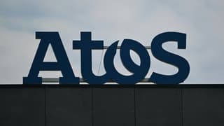 Le logo du groupe de services informatiques Atos, au sommet d'un bâtiment de l'entreprise.