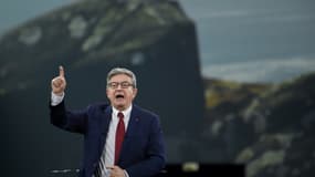 Jean-Luc Mélenchon, candidat Insoumis à la présidentielle, lors d'un meeting "olfactif et immersif" à Nantes, le 16 janvier 2022