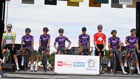 La formation Jayco-Alula présentée lors de la 1ere étape du Tour de France, le 5 juillet 2025