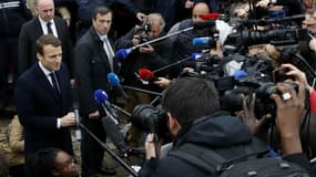 Emmanuel Macron répond aux journalistes à la sortie de son bureau de vote au Touquet, le 7 mai 2017