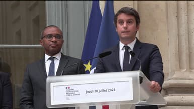 Pap Ndiaye et Gabriel Attal lors de la passation de pouvoir au ministère de l'Éducation nationale le 20 juillet 2023