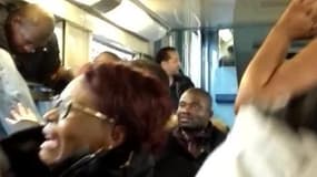 Gare de Lyon, ces usagers entrent dans le train par la fenêtre