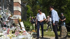 Les deux fils d'Alain Delon, Anthony et Alain-Fabien devant le portrail principal de la propriété de l'acteur à Douchy où ont été déposés de nombreux cadeaux de la part des fans avant ses obsèques, le 24 août 2024.