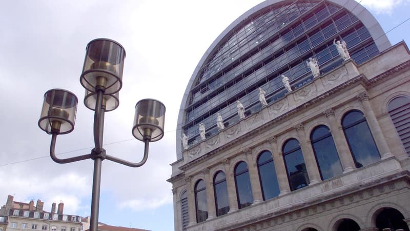 Vue partielle de la façade de l'Opéra de Lyon, le 16 février 2000. 