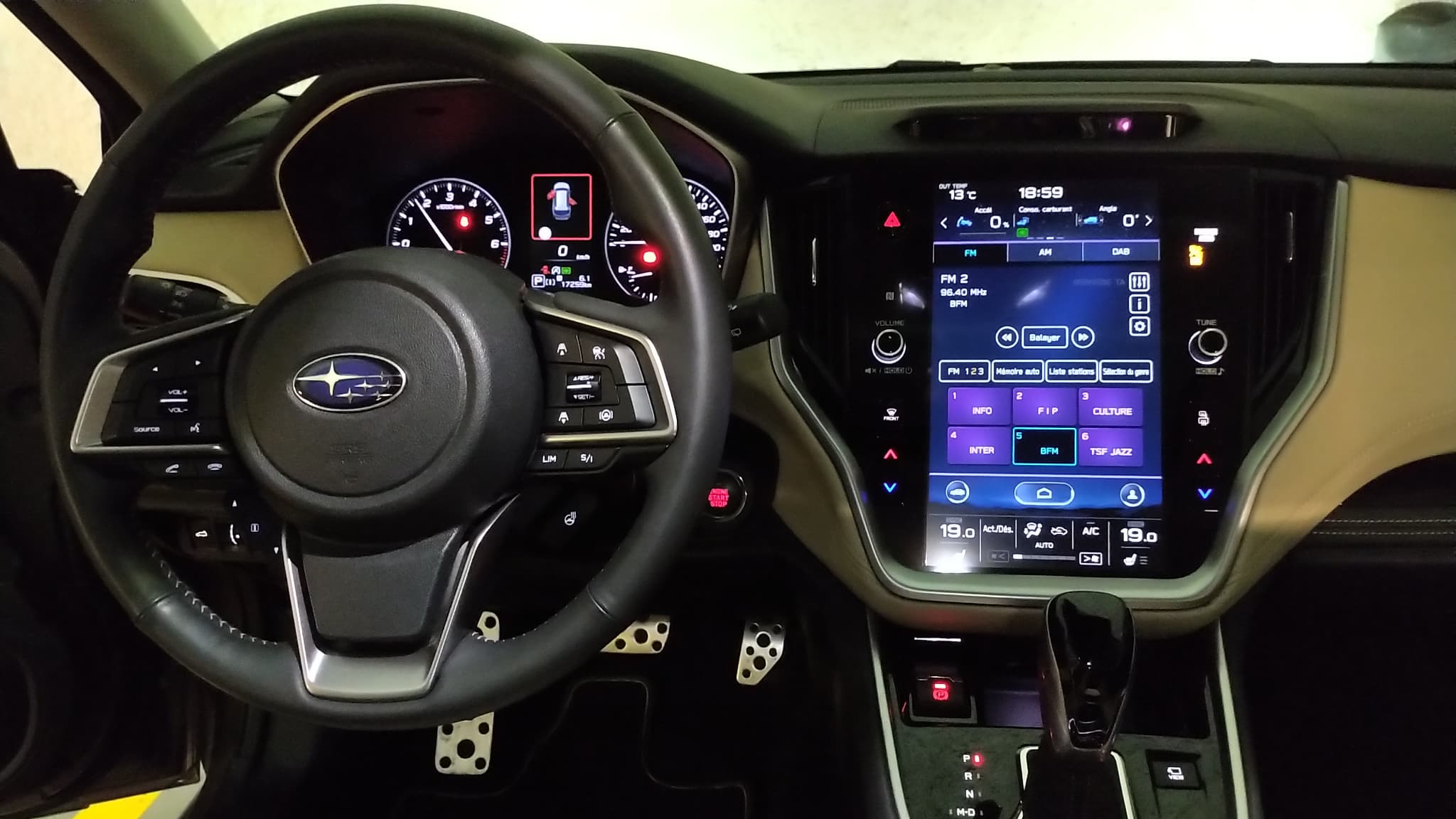 Un écran occupe le centre de la planche de bord. Il regroupe beaucoup des fonctions pratiques du véhicule sans être envahissant et sans pour autant renoncer aux commandes physiques.