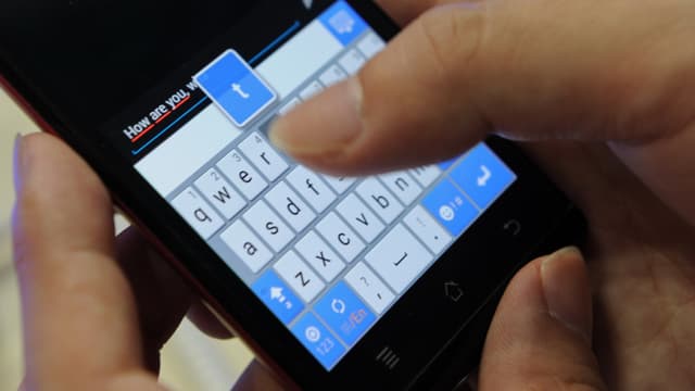 Envoi d'un textos ou SMS. (Illustration) -