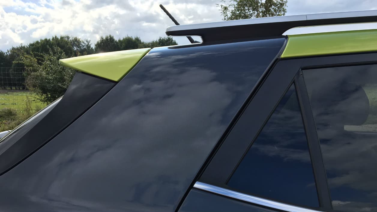 Kia revendique un esprit Targa avec sa nouvelle carrosserie bi-ton. Le montant arrière conserve la teinte de la carrosserie, seul le becquet reprend celle du toit. Kia revendique un esprit Targa avec sa nouvelle carrosserie bi-ton. Le montant arrière conserve la teinte de la carrosserie, seul le becquet reprend celle du toit.