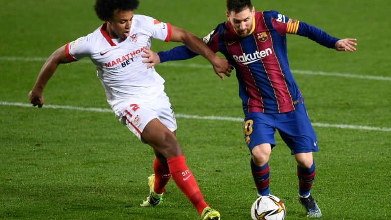 Lionel Messi à la lutte avec le défenseur sévillan Jules Koundé en demi-finale retour de la Coupe du roi, remportée par le Barça au Camp Nou, le 3 mars 2021