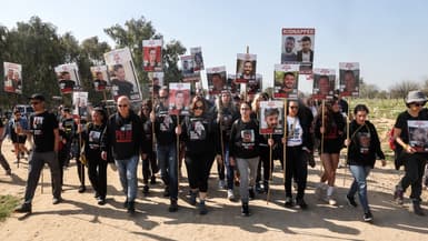 Des parents et des sympathisants des prisonniers israéliens détenus à Gaza depuis les attaques du 7 octobre par des militants du Hamas, au début d'une marche de quatre jours vers Jérusalem pour demander leur libération, le 28 février 2024, près du site du festival de musique Supernova, dans le sud d'Israël.