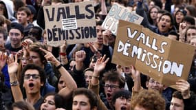 Plusieurs milliers de lycéens ont défilé vendredi dans les rues de Paris.