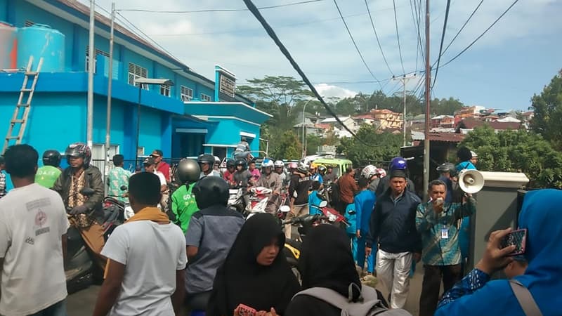Des habitants se rassemblent dans les rues de Batu Merah, village d'Ambon, après le séisme