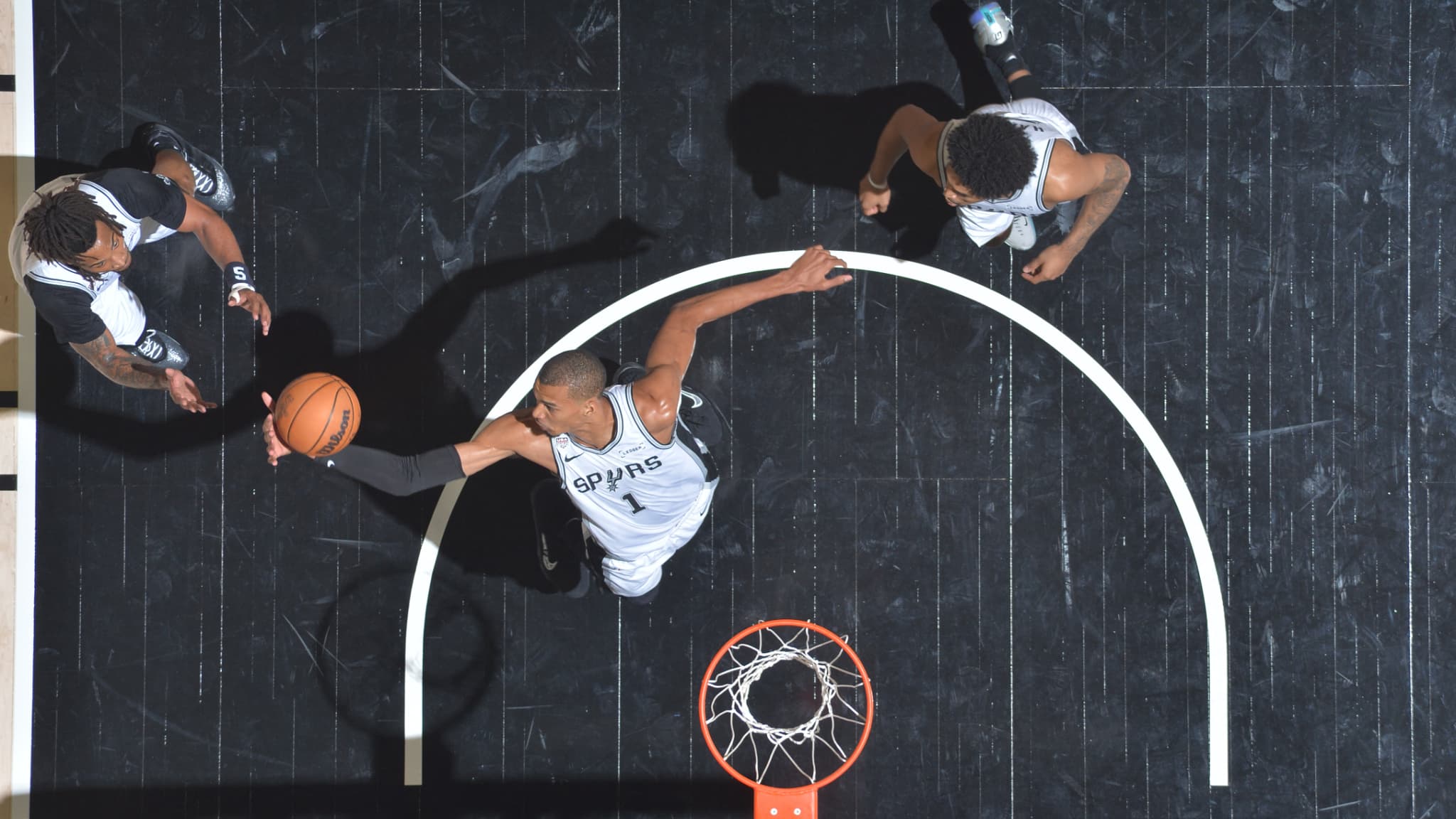 https://images.bfmtv.com/Dl75A2L8S_KtckhML6bg9-mz_lU=/0x106:2048x1258/images/Victor-Wembanyama-lors-du-match-5-des-Finales-NBA-2303204.jpg