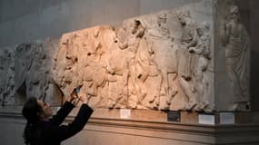 Des visiteurs admirent les marbres du Parthénon, également connus sous le nom de marbres d'Elgin, au British Museum de Londres, le 9 janvier 2023. Ces sculptures antiques ont été retirées du temple du Parthénon, sur l'Acropole d'Athènes, au début du XIXe siècle par le diplomate britannique Thomas Bruce, comte d'Elgin.
