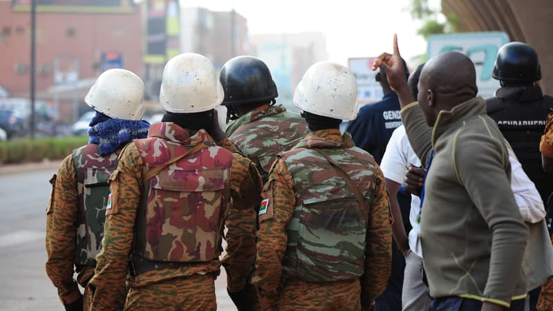 Des soldats burkinabè lors de l'assaut du Splendid, attaqué par des terroristes (photo d'illustration)