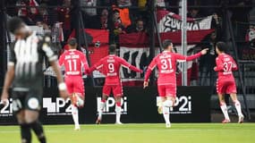 Les joueurs de Monaco célèbrent le premier but de Boadu
