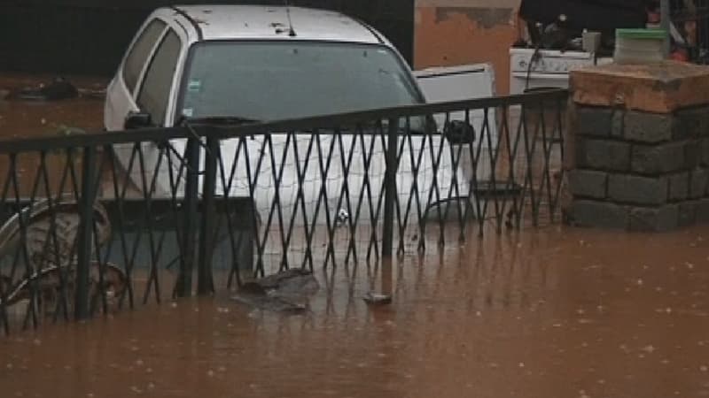 Une voiture sous les eaux boueuses, mercredi matin, à Hyères.