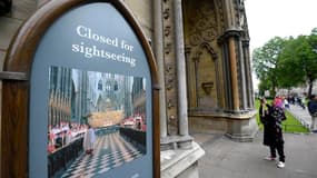 A l'entrée de l'abbaye de Westminster. La police britannique a arrêté jeudi un homme soupçonné d'avoir aspergé de peinture un portrait d'Elizabeth II, qui a dû être retiré de la salle du chapitre de l'abbaye de Westminster, dans le centre de Londres, où i