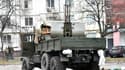 Un camion des forces russes immobilisés dans un quartier du nord de Kiev. Ses deux occupants, des soldats russes, ont été tués dans des combats ce vendredi matin