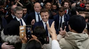 Le président Emmanuel Macron en déplacement au marché Saint-Christophe de Cergy (Val d'Oise) le 27 avril 2022