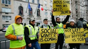 Des personnes manifestent devant le consulat de France à New York le 22 décembre 2018