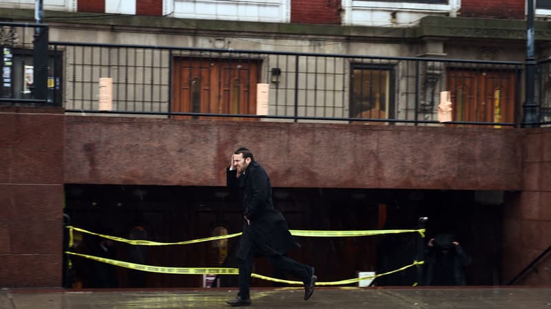 Un homme juif fuyant la synagogue de Brooklyn où un jeune étudiant rabbin a été agressé.