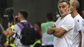 L'entraîneur de Nice Christophe Galtier attend la décision des arbitres de reprendre ou non le match contre Marseille, arrêté après l'envahissement du terrain par des supporters niçois, le 22 août 2021 à l'Allianz Riviera