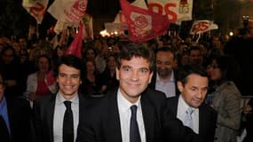 Arnaud Montebourg à son arrivée au siège du PS à Paris, dimanche soir. Le troisième homme du premier tour de la primaire a apporté le soutien de sa "Nouvelle France" à François Hollande, qui sera le candidat socialiste à la présidentielle. /Photo prise le