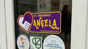 Un sticker du dispositif Angela à Lyon, en novembre 2022