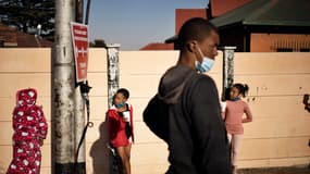 Des enfants portant des masques de protection en Afrique du Sud.