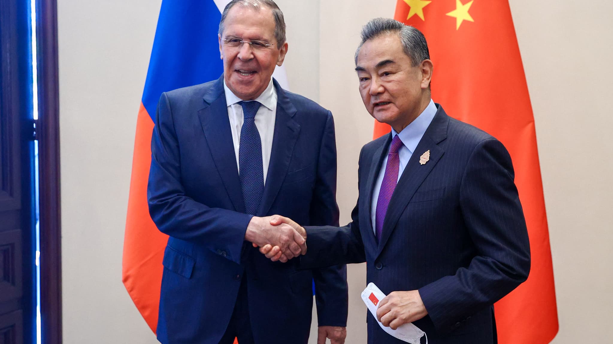 Le ministre russe des Affaires étrangères Sergeï Lavrov et son homologue chinois Wang Li, à Bali, avant une réunion du G20, le 7 juillet 2022
