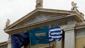 Athènes a officiellement lancé, vendredi 24 février, un appel d'offres d'échange de titres.