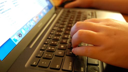 Passe Navigo, carte bancaire, téléphone portable, GPS, Google, Facebook... Attention, vous êtes fichés !