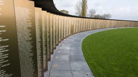 L'"Anneau de la Mémoire" qui doit être inauguré ce 11 novembre, aligne 500 plaques d'acier où sont inscrits les noms des victimes de la guerre de 14-18.