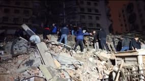 Des secouristes cherchent des victimes du tremblement de terre de magnitude 7,8 qui a frappé Diyarbakir, dans le sud-est de la Turquie le 6 février 2023