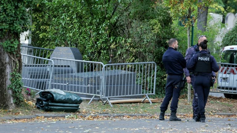 Des policiers près de la tombe de l'ancien ministre de la Justice, Robert Badinter, vandalisée quelques heures avant son transfert au Panthéon, au cimetière de Bagneux, près de Paris, le 9 octobre 2025