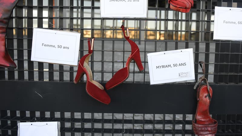 Des chaussures et les prénoms de femmes victimes de violences conjugales accrochées près du tribunal de Nantes, le 25 novembre 2017. (Photo d'illustration)