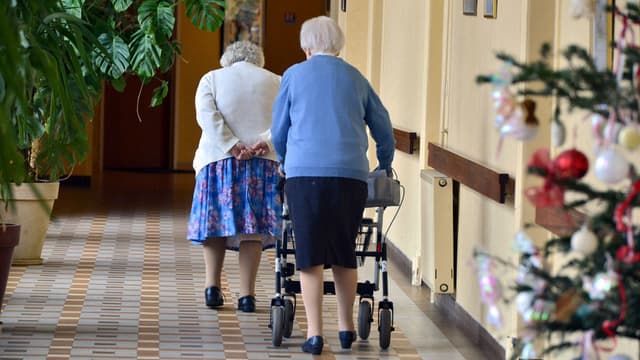 Des députés proposent de doubler le ratio d'aides-soignants dans les maisons de retraite médicalisées